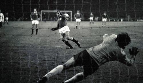 Günter Netzer schießt, Gordon Banks fliegt - aber vergebens 1972 2 600x347 Copy
