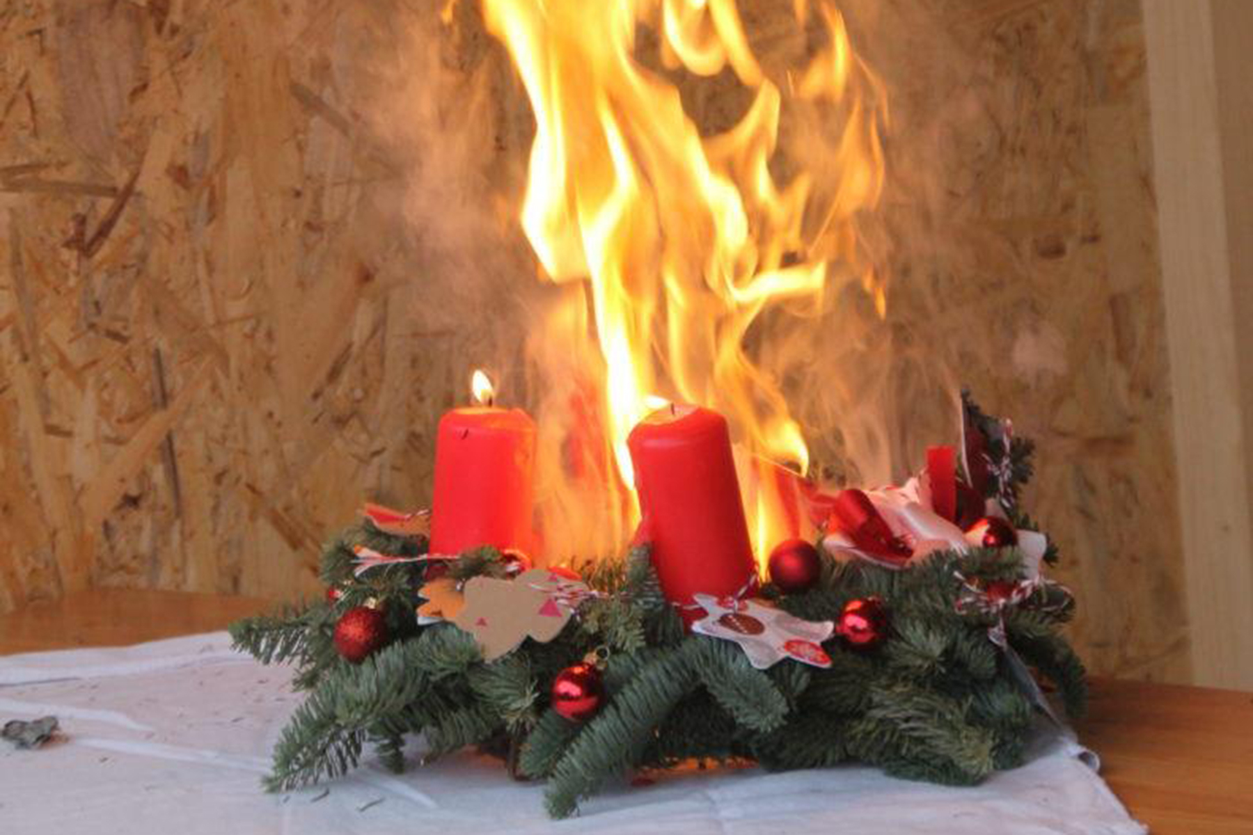 Lautertal-Elmshausen: Adventskranz gerät in Brand – Anwohnerin verletzt