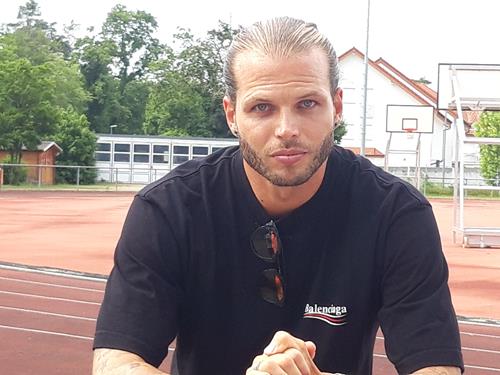 (Foto: SpoWo) Der verletzte Dennis Diekmeier musste zum Saisonauftakt noch passen 20210619 161627 Copy
