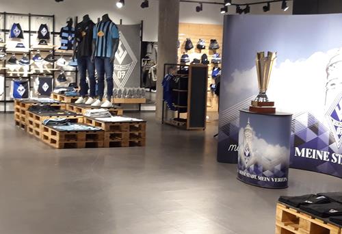 (Foto: SpoWo) Der neue SV Waldhof-Fanshop 20210719 112650 Copy