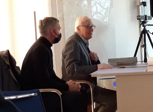 (Foto: SpoWo) Jochen Kientz, links, und sein Anwalt, Prof. Christoph Schickhardt 20211222 152800 Copy