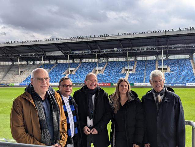 Beim Pressegespräch im Carl-Benz-Stadion blicken sie mit Freude dem Stadionsingen Mannheim am 23. Dezember entgegen: (v.l.n.r.) Die Dekane Ralph Hartmann und Karl Jung, Oberbürgermeister Christian Specht, SVW07-Geschäftsführerin Jennifer Schäfer und Wolfgang Presinger vom Lionsclub Mannheim-Quadrate. kathma/schu.