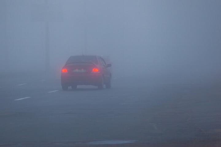 Herbstnebel: Tempo drosseln, Abstand halten und an Leitpfosten orientieren
