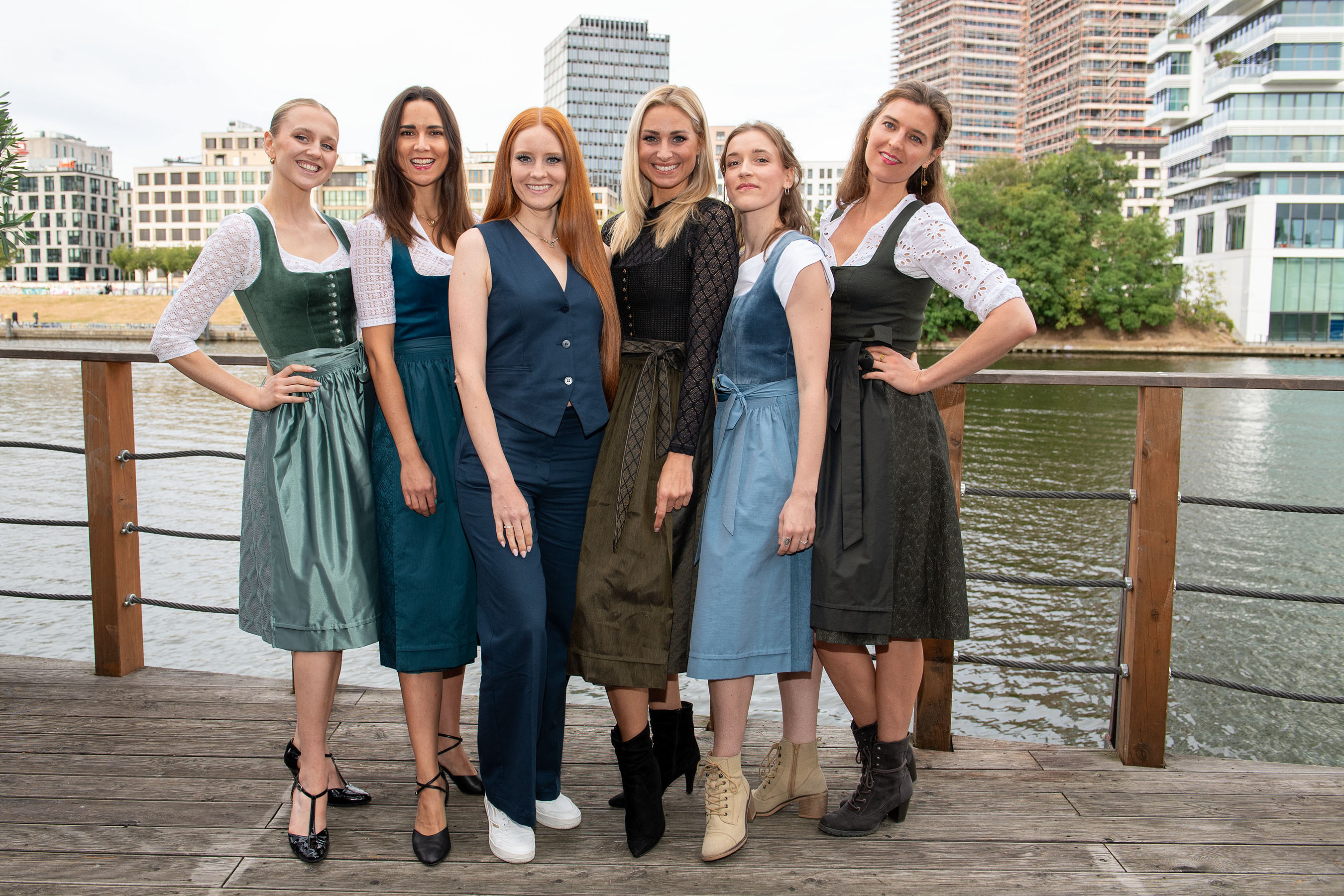 BU: Diesmal selbst in Hosen, aber umringt von ihrer Dirndl-Kollektion: Barbara Meier.  