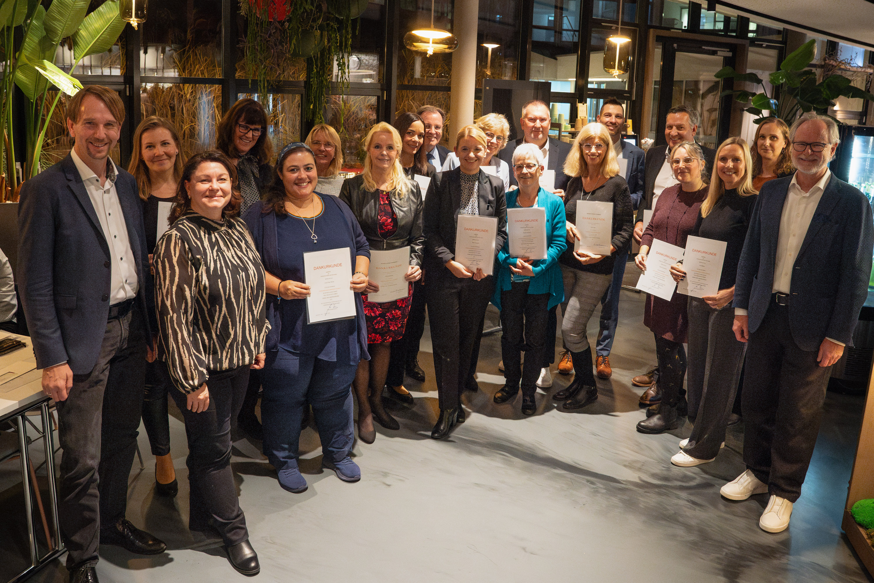 Sparkassen-Vorstand Helmut Augustin (r.) und die beiden Personalräte Karin Lorenz (3. v. l.) und Michael Haug (l.) umrahmen die Gruppe der Jubilare.