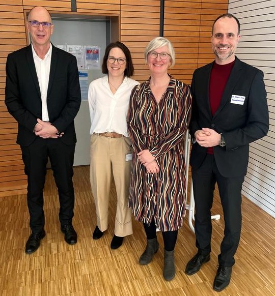 Gruppenbild mit Minister kl