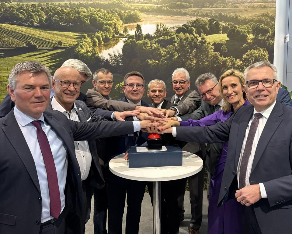 Den offiziellen Startschuss für die neue Homepage gaben (von links) die Landräte Ian Schölzel und Gerhard Bauer, Bürgermeister Klaus Detlev Huge, Landrat Christoph Schauder, Staatssekretär Patrick Rapp, Tourimia-Chef Bernhard Mosandl, Landrat Achim Brötel, TMBW-Chefin Christine Schönhuber und Landrat Stefan Dallinger. 