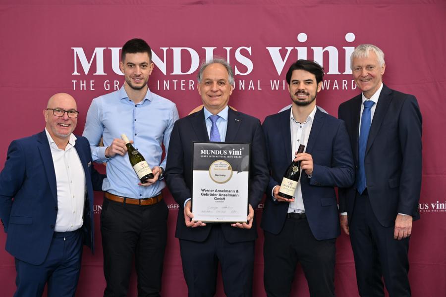 (v. l. n. r.): Kirk Bauer, Richard Anselmann, Ralf Anselmann, Christian Anselmann, Prof. Dr. Ulrich Fischer (Fotocredit: MUNDUS VINI).  Gruppenbild: Fotocredit: MUNDUS VINI