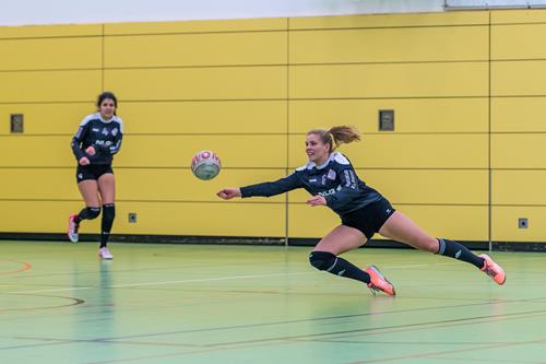 (Foto: Bernhard Kaiser) Natalie Moritz bei erfolgreicher Abwehraktion 51714437954 b4d724e30d o Copy
