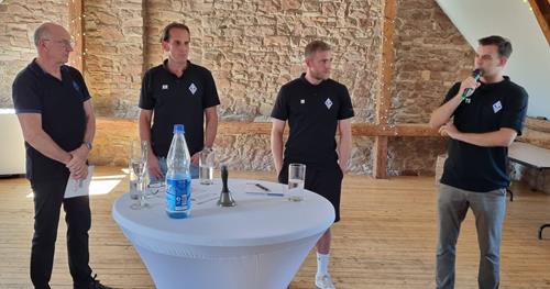 Tim Schork, Laurent Jans und Rüdiger Rehm (v.r.n.l) beantworten bereitwillig alle Fragen CEG 2023 6