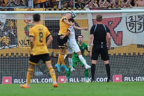 (Foto: PIX/M.Ruffler) Die - wahrscheinlich - spielentscheidende Szene - Kutschke köpft das 1:0 Dresden SVW
