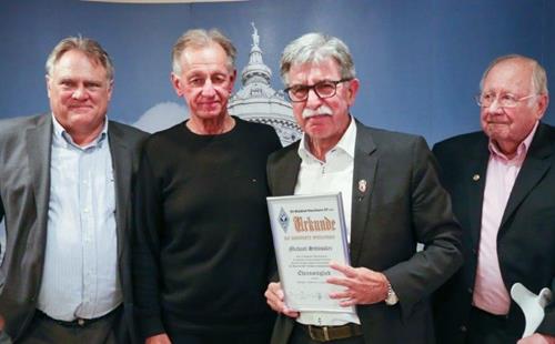 (Foto: Neuberth) Mike Schüssler, 3. v.l., wurde zum Ehrenmitglied ernannt Ehrenabend 5.11 14 Copy