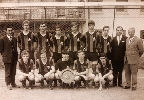 (Foto: privat) Die Waldhof B-Jugend von 1966, ganz links, Norbert Jarosinski IMG 20220128 WA0014 Copy