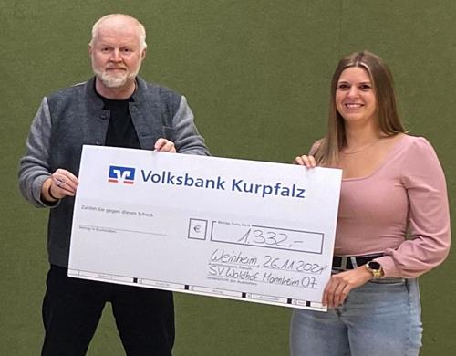 (Fotos: Chr. Dunda) Jennifer Schäfer übergibt den Scheck an Vorstand Walter Metz Jenny 3 Copy