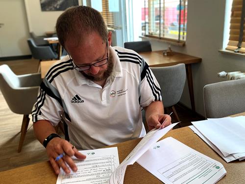 (Foto: bfv) Lehrwart Fabian Ebert korrigiert die Unterlagen der theoretischen Prüfung Korrektur Theorieprüfung durch Lehrwart Fabian Ebert Copy