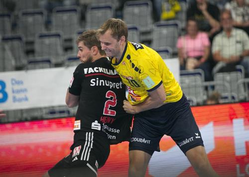 (Foto: W. Neuberth) Löwe Andreas Holst Jensen und Erlangens Lutz Heiny im Zweikampf Löwen Erl.3