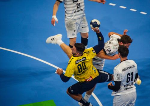 (Foto: W. Neuberth) So wie hier, konnte sich Jannik Kohlbacher nur selten durchsetzen Löwen Kiel3