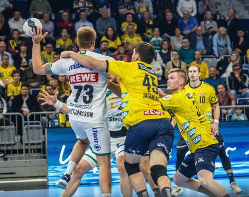 (Foto: W.Neuberth) Die Löwen mit vereinten Kräften gegen Viggó Kristjánsson Löwen Leip2