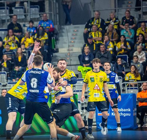(Foto: W. Neuberth) Eisenachs Abwehr machte es den Löwen schwer Löwen eisen1