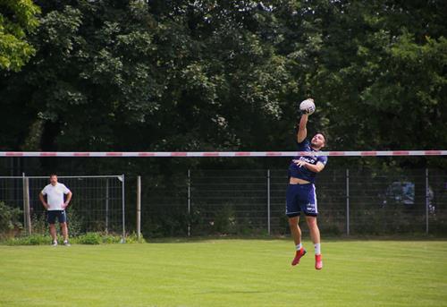 (Foto: W.Neuberth) Marcel Stoklasa beim Aufschlag - im Hintergrund Trainer Leo Goth Marcel 1 Copy