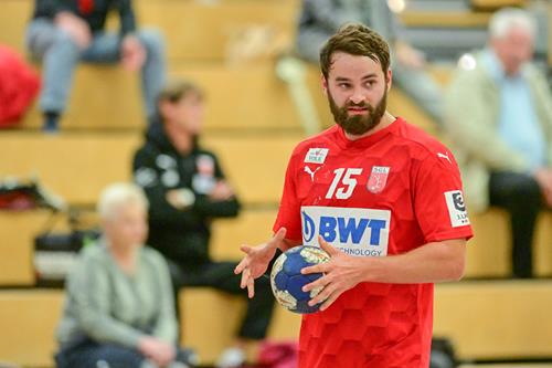 Niklas Ru&szlig; Kapit&auml;n der SG Leutershausen Steffen Hoffmann Copy