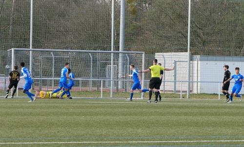 (Foto: W. Binder) Das 1:0 für Walldorf II, VfB-Torhüter Broll kommt nicht mehr heran. P1120359 Copy