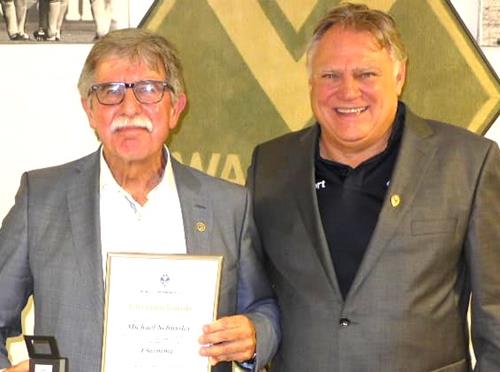 (Foto: Sättele) Michael Schüssler, links, mit Klaus Markgraf, erhielt den Ehrenring in Gold
