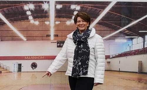 (Foto: Neuberth) Ob Sportplatz oder Halle - sportliche Aktivitäten sind nicht möglich Sabine Hamann Sporthalle 1 Copy