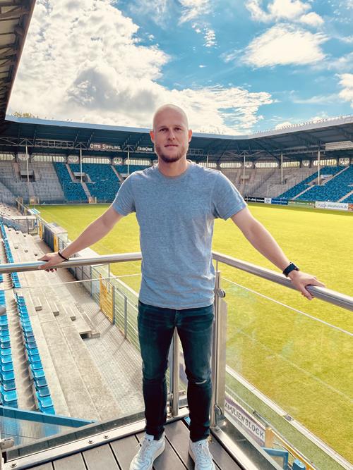 (Foto: SVW) Marcel Seegert in seinem Wohnzimmer, Carl-Benz-Stadion Seegert 3