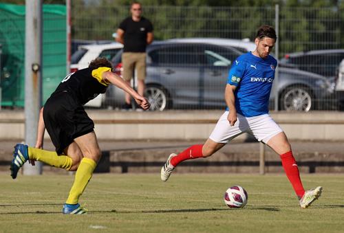 (Foto: Ed. Nohe) Die Rasenspieler waren immer einen Schritt schneller St. Leon 210801 15 Copy